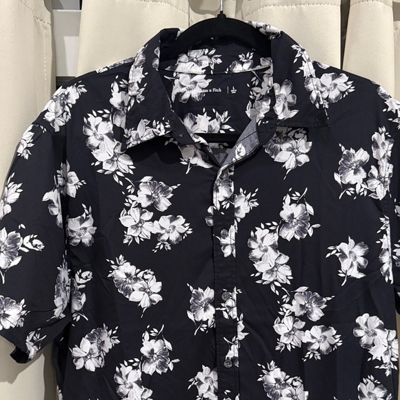 Abercrombie and Fitch Floral Black and White Men's Shirt Size L Preloved - Picture 2 of 6